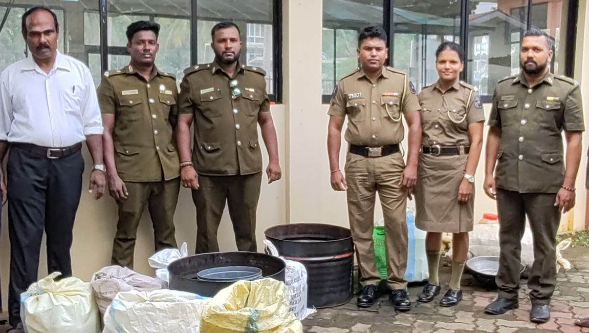 வவுனியாவில் தேன் எனக் கூறி  சீனிப்பாணி விற்பனை!  மூவர் கைது!