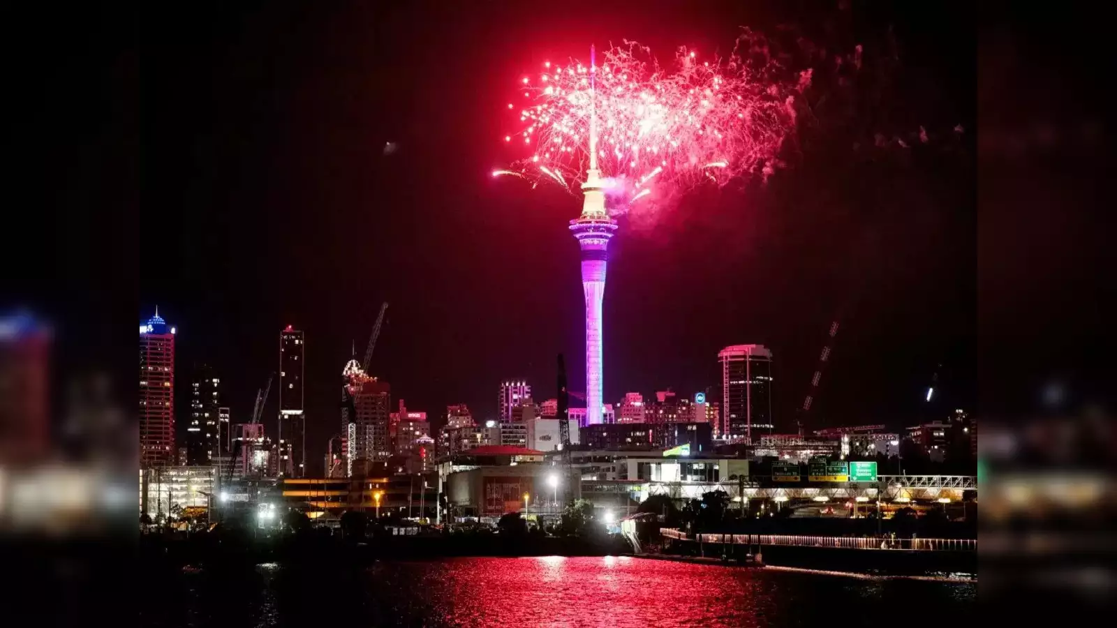 மத்திய பசிபிக் தீவு நாடான கிரிபட்டி தீவில் ஆங்கிலப் புத்தாண்டு உதயம்!