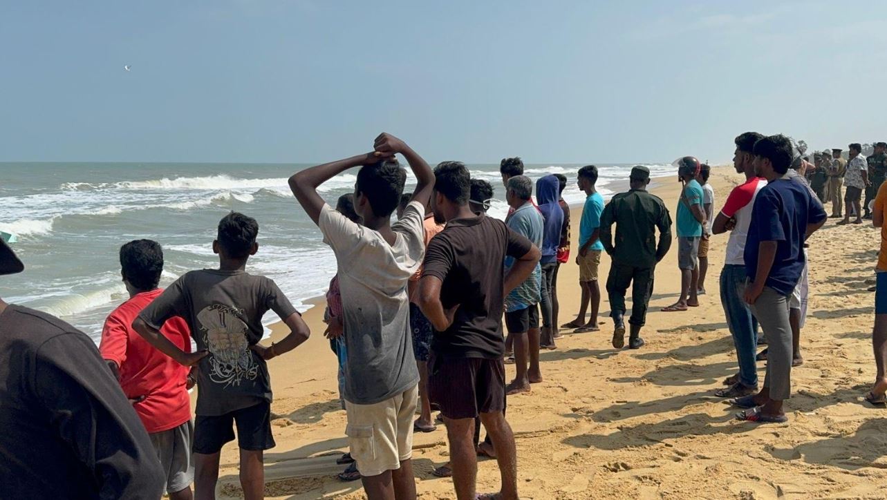 முள்ளிவாய்க்கால் கடற்கரையில் கரைஒதுங்கிய வெளிநாட்டு பயணிகள் கப்பல்! (வீடியோ)