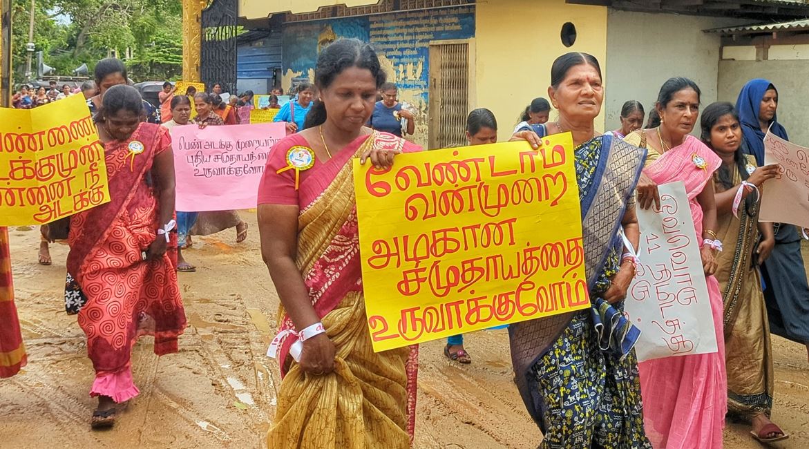 வவுனியாவில் பெண்களுக்கு எதிரான வன்முறைக்கு எதிராக விழிப்புணர்வு ஊர்வலம்!