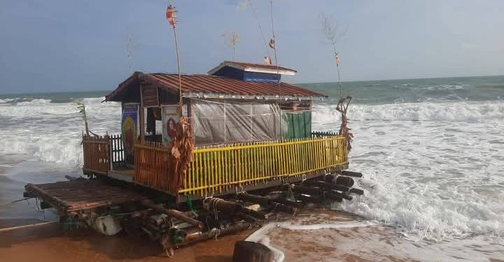 யாழ் – நாகர்கோவில் பகுதியில் கரை ஒதுங்கிய படகு!