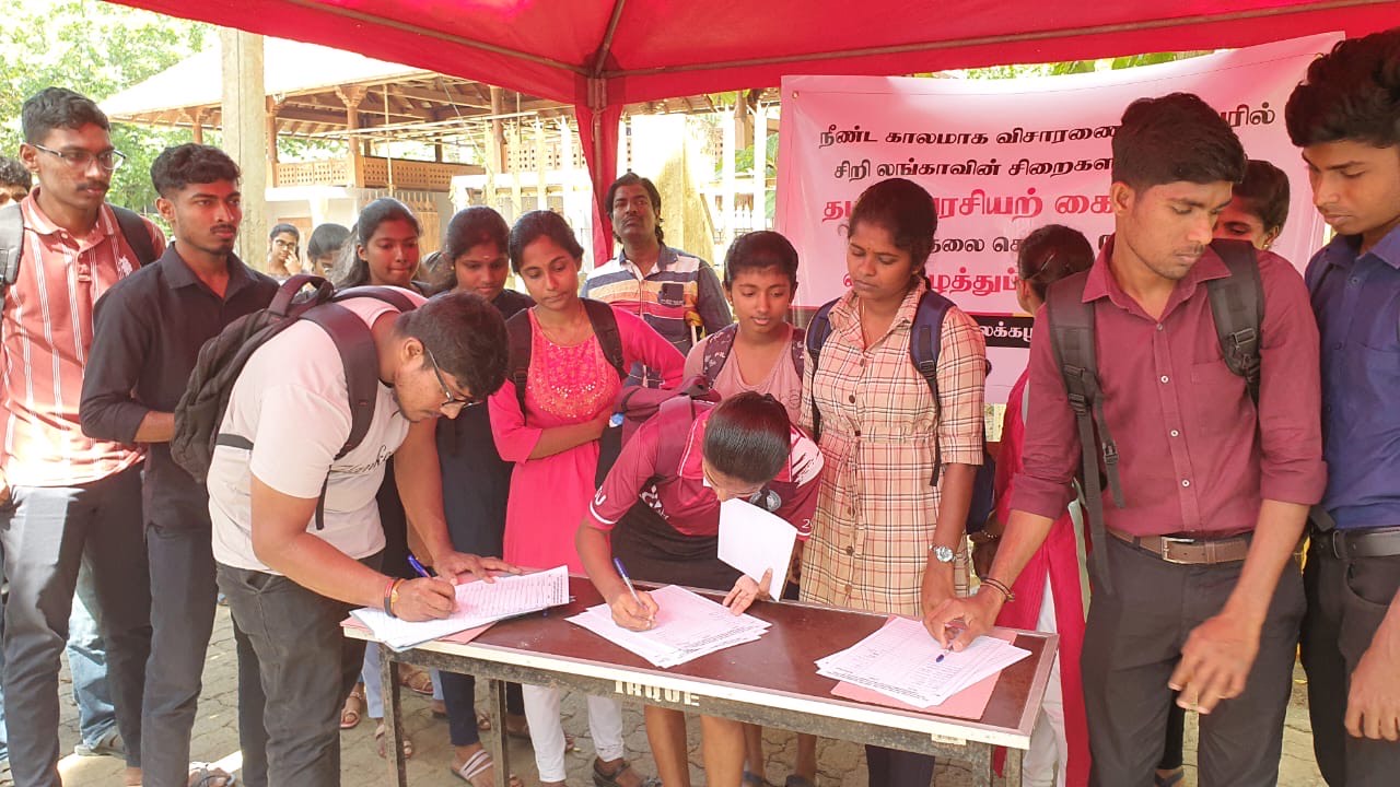 கையெழுத்துப் போராட்டத்திற்கு வலுச் சேர்க்கும் வகையில் யாழ்.பல்கலைக்கழக மாணவர்கள்  போராட் டம்!