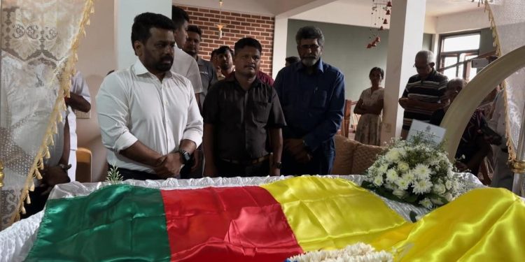 மூத்த தலைவர் மாவை சேனாதிராஜாவின் பூதவுடலுக்கு ஜனாதிபதி அஞ்சலி!