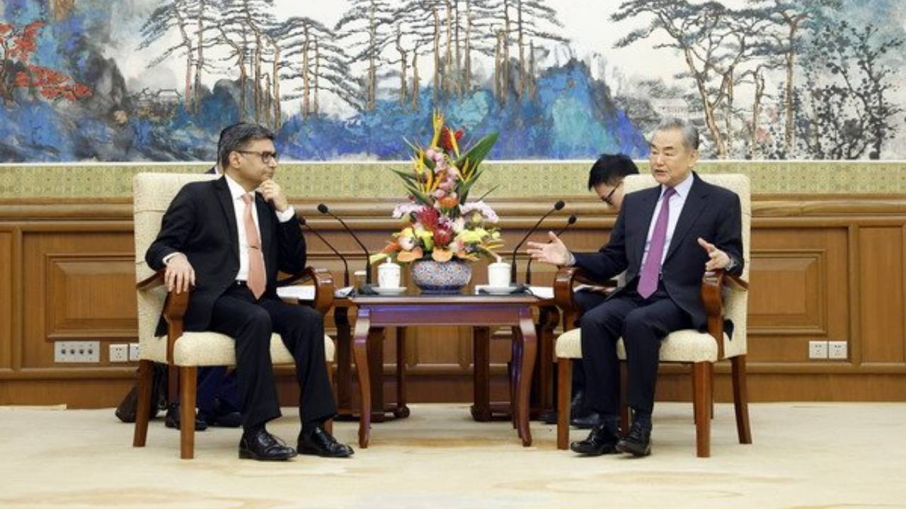சீனாவும் இந்தியாவும் பரஸ்பர புரிந்துணர்வுக்கு உறுதியளிக்க வேண்டும் – பீஜிங் வெளிவிவகார அமைச்சர்!