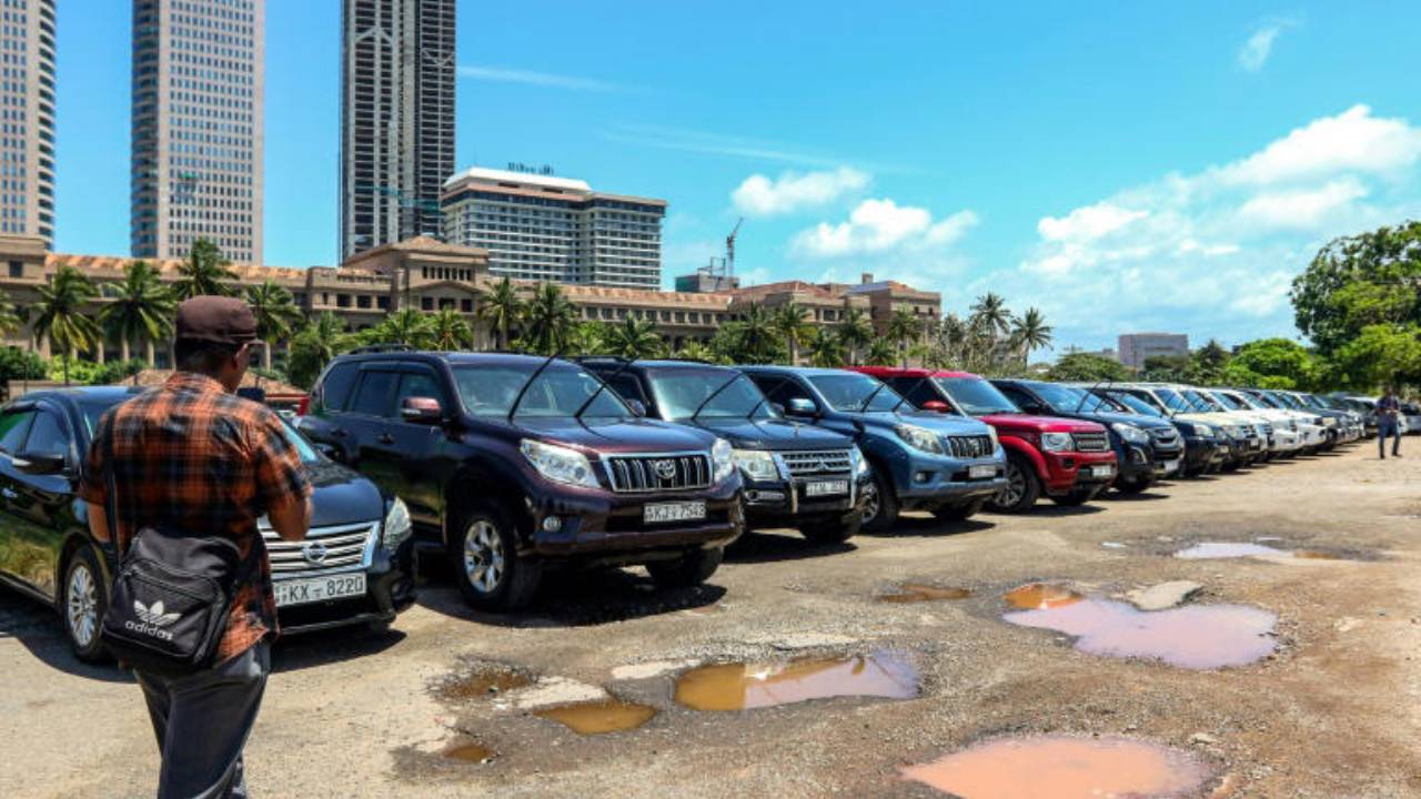 ஏலத்துக்கு வரும் அரச V8 சொகுசு வாகனங்கள்!