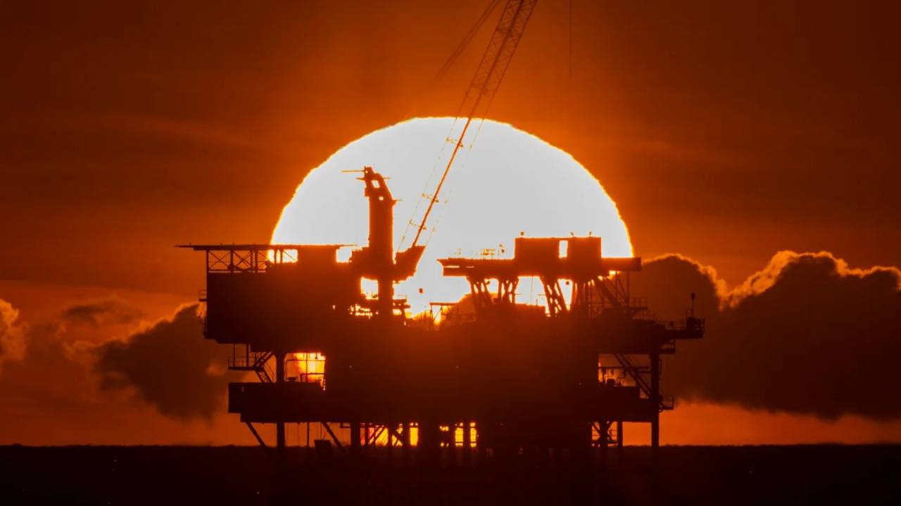 அமெரிக்க கடற் பகுதியில் எண்ணெய் அகழ்வுக்கு தடை விதித்த பைடன்!