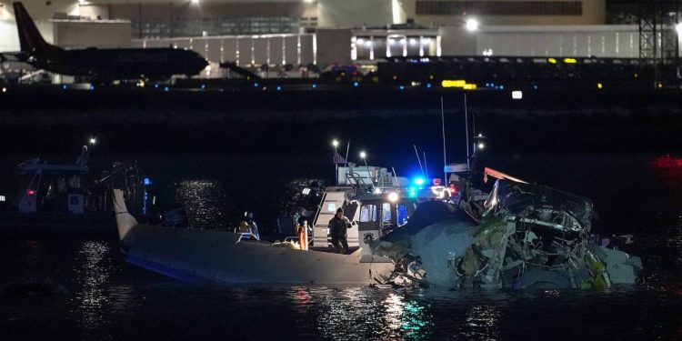 அமெரிக்க ஏர்லைன்ஸ் விபத்து; 30 உடல்கள் மீட்கப்பட்டதாக தகவல்!