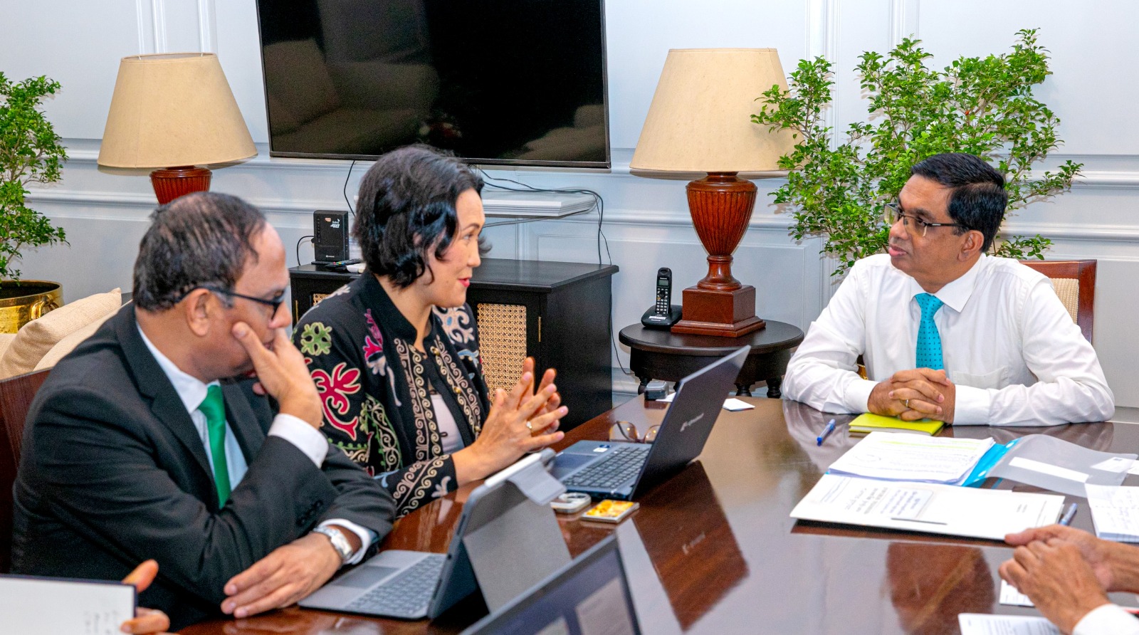 ஜனாதிபதியின் செயலாளர் மற்றும் ஆசிய அபிவிருத்தி வங்கி பிரதிநிதிகளுக்கு இடையில் சந்திப்பு!