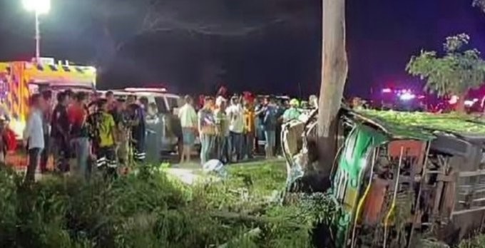 தாய்லாந்தில் சுற்றுலா பேரூந்து  விபத்து-5 பேர் உயிரிழப்பு!