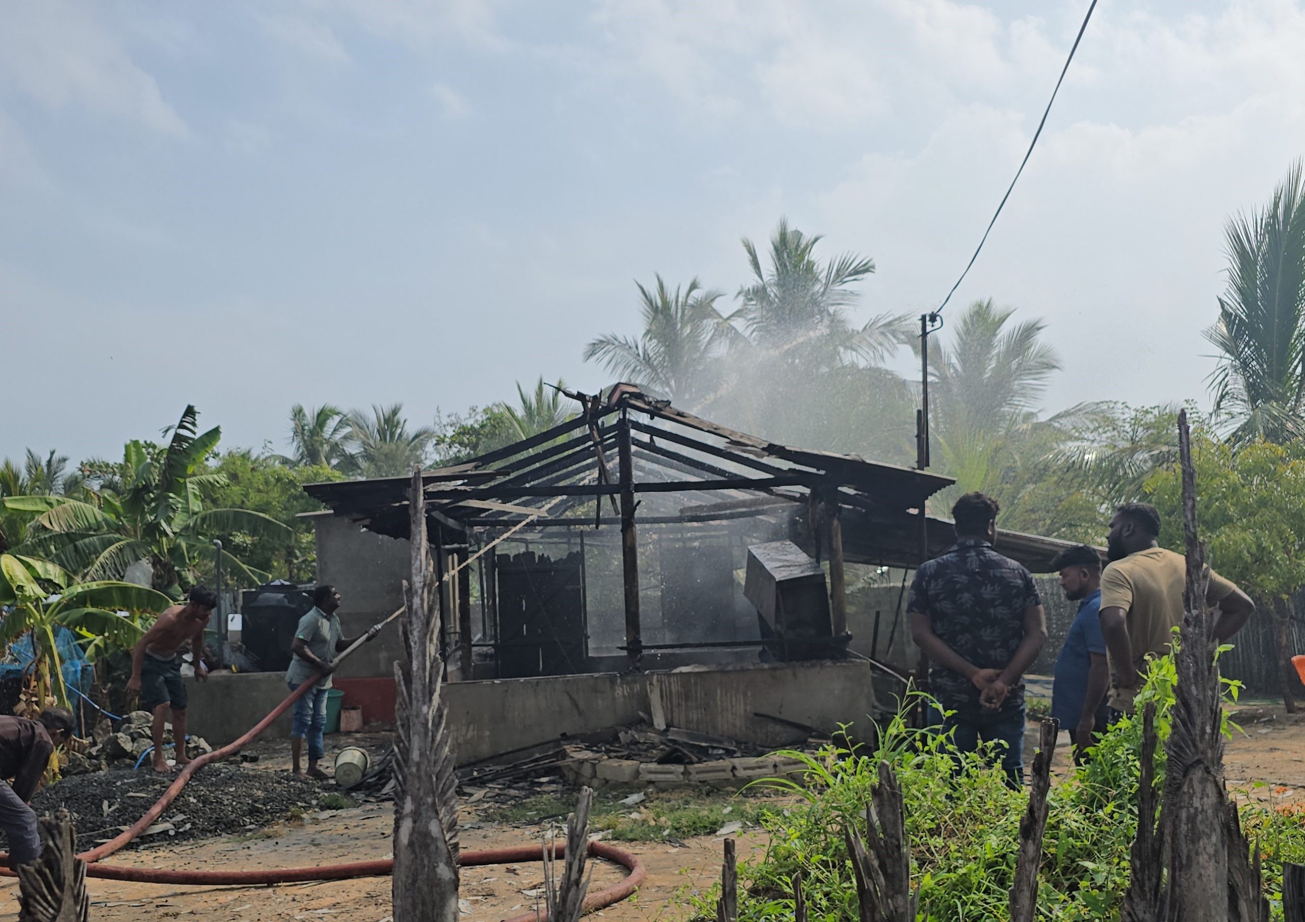 மன்னார் சாந்திபுரம் பகுதியில் தீ விபத்து-தீக்கிரையான வீடு!