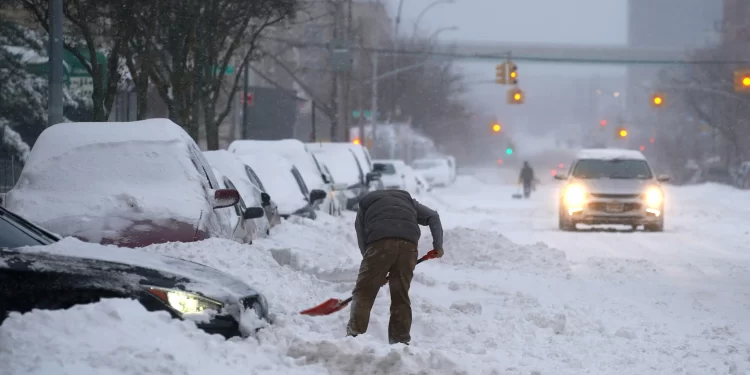 அமெரிக்காவில் தீவிர பனிப்புயல்: 13 பேர் உயிரிழப்பு