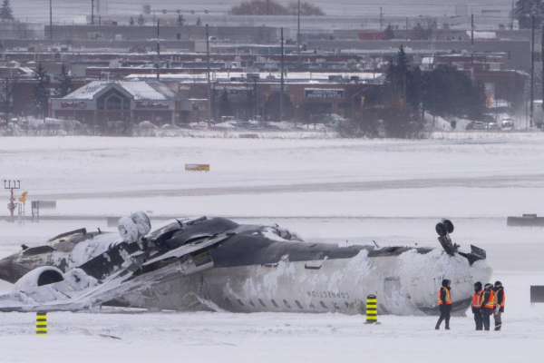 பிரித்தானியாவில் விமானம் பனிமலையில் மோதிய விபத்து ; 3 பேர் படுகாயம்.