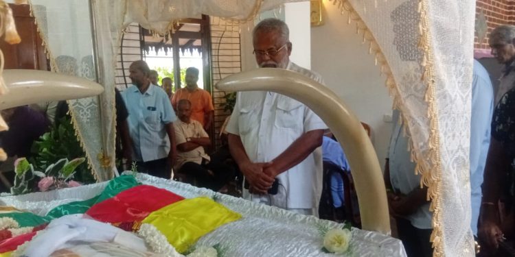 மாவை சேனாதிராஜாவின் புகழுடலுக்கு பலர் அஞ்சலி