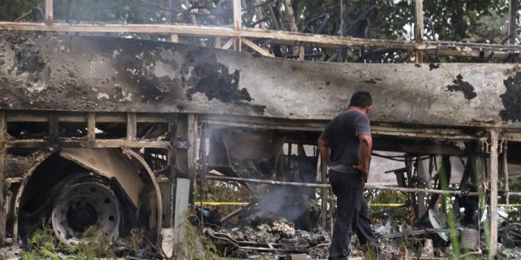 மெக்சிகோவில் பேருந்து-லொறி மோதிவிபத்து: 41 பேர் உயிரிழப்பு!