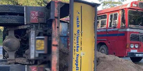 நானுஓயாவில் மணல் ஏற்றிச்சென்ற லொறி குடைசாய்ந்து விபத்து!