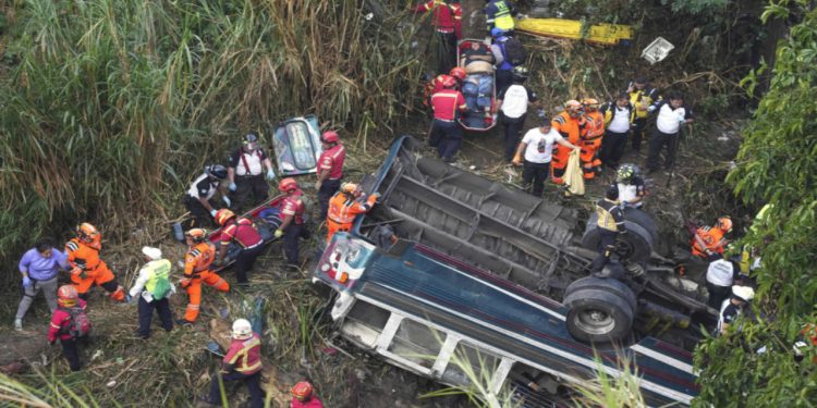 குவாத்தமாலாவில் 115 அடி பள்ளத்தில் வீழ்ந்து பஸ் விபத்து; 55 பேர் உயிரிழப்பு!