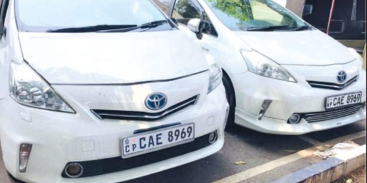 ஒரே மாதிரியான இலக்கத்தகடுகள் கொண்ட இரு கார்கள் மீட்பு!