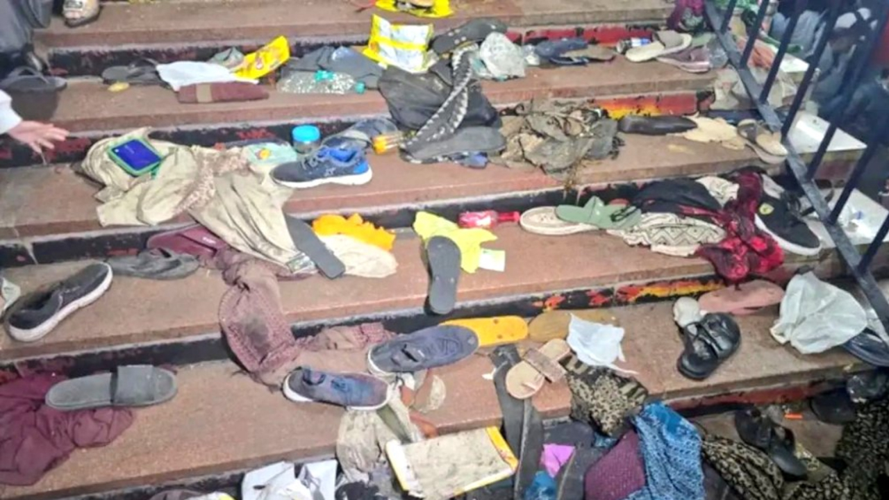 நெரிசலில் சிக்கி டெல்லி ரயில் நிலையத்தில் 18 பேர் உயிரிழப்பு!