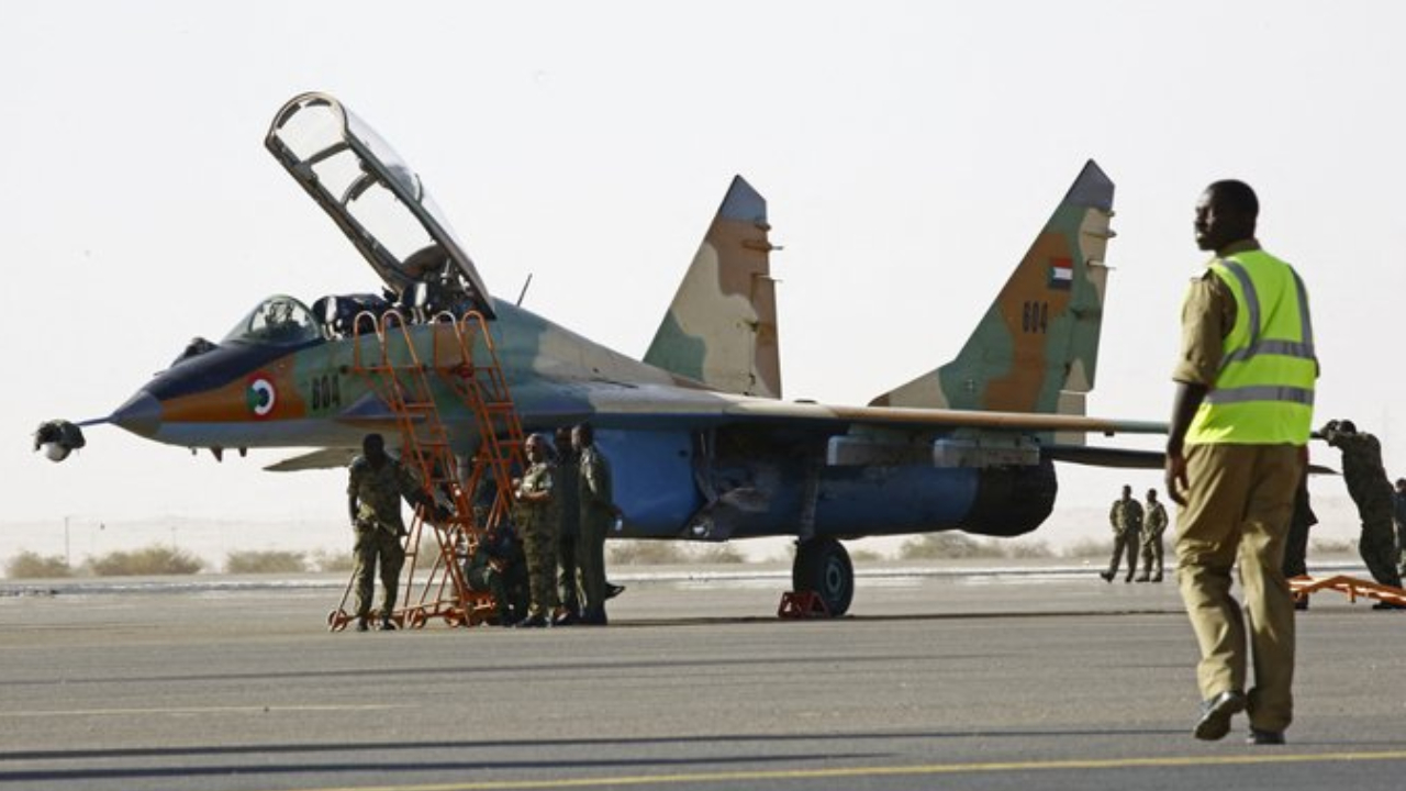 சூடான் இராணுவ விமானம் விபத்து; 20க்கும் மேற்பட்டோர் உயிரிழப்பு!