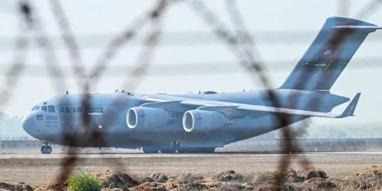 நாடு கடத்தப்பட்ட 104 இந்தியர்களுடன் பஞ்சாப்பில் தரையிறங்கிய அமெரிக்க விமானம்!