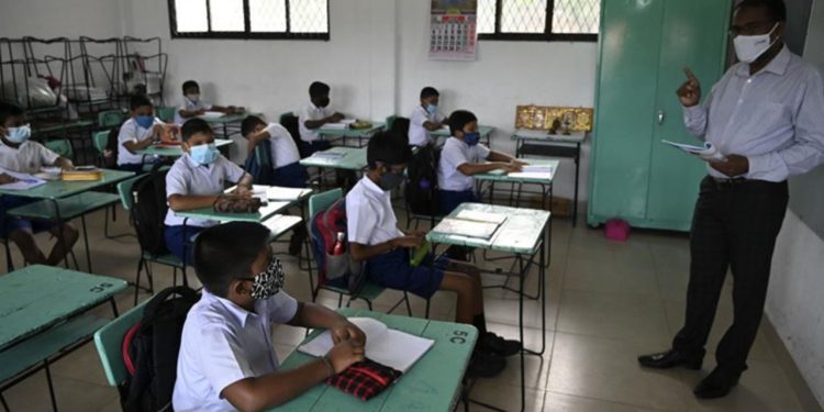 வகுப்பொன்றில் மாணவர்களின் தொகையை 35 ஆக குறைக்கும் திட்டம் பரிசீலனையில்!