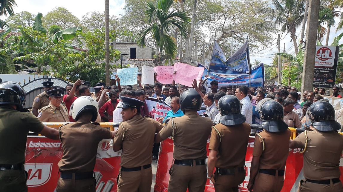 இந்தியத் துணைத் தூதரத்துக்கு முன்னால் பதற்றம்!