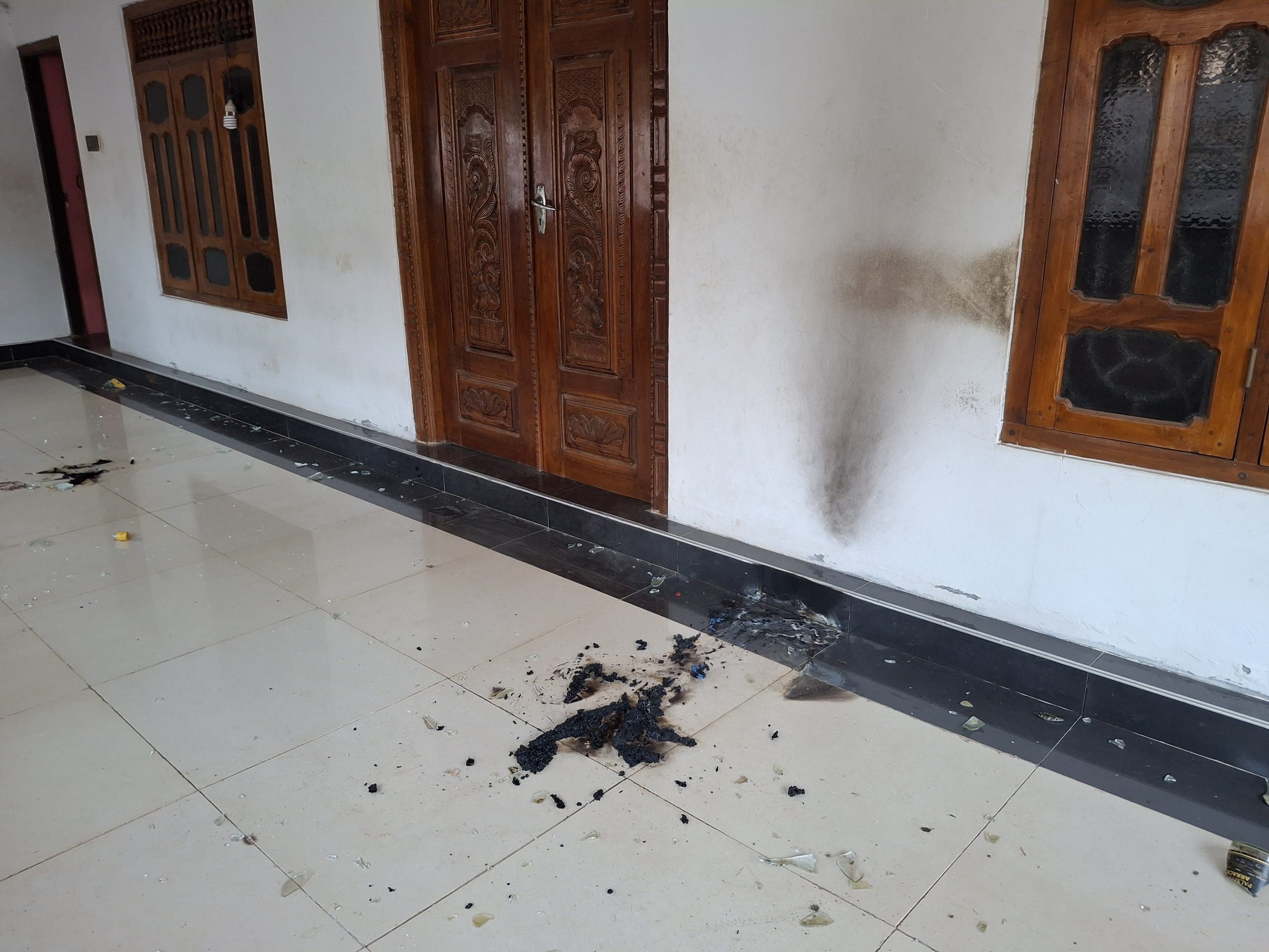 கிளிநொச்சியில் வீடொன்றின் மீது பெற்றோல் குண்டு வீச்சு!