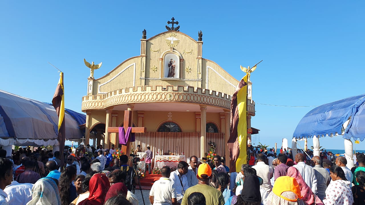 கச்சதீவு புனித அந்தோனியார் ஆலயத்தின் வருடாந்த திருவிழா  கொடியேற்றத்துடன் ஆரம்பமானது