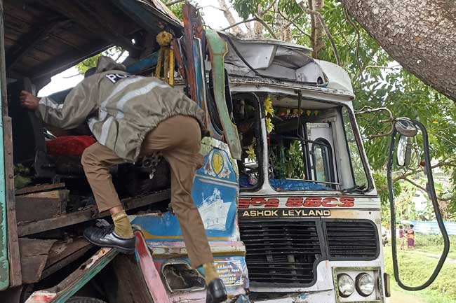 மூதுாரில் விபத்து – 18 பெண்கள் உட்பட 33 பேர் காயம்