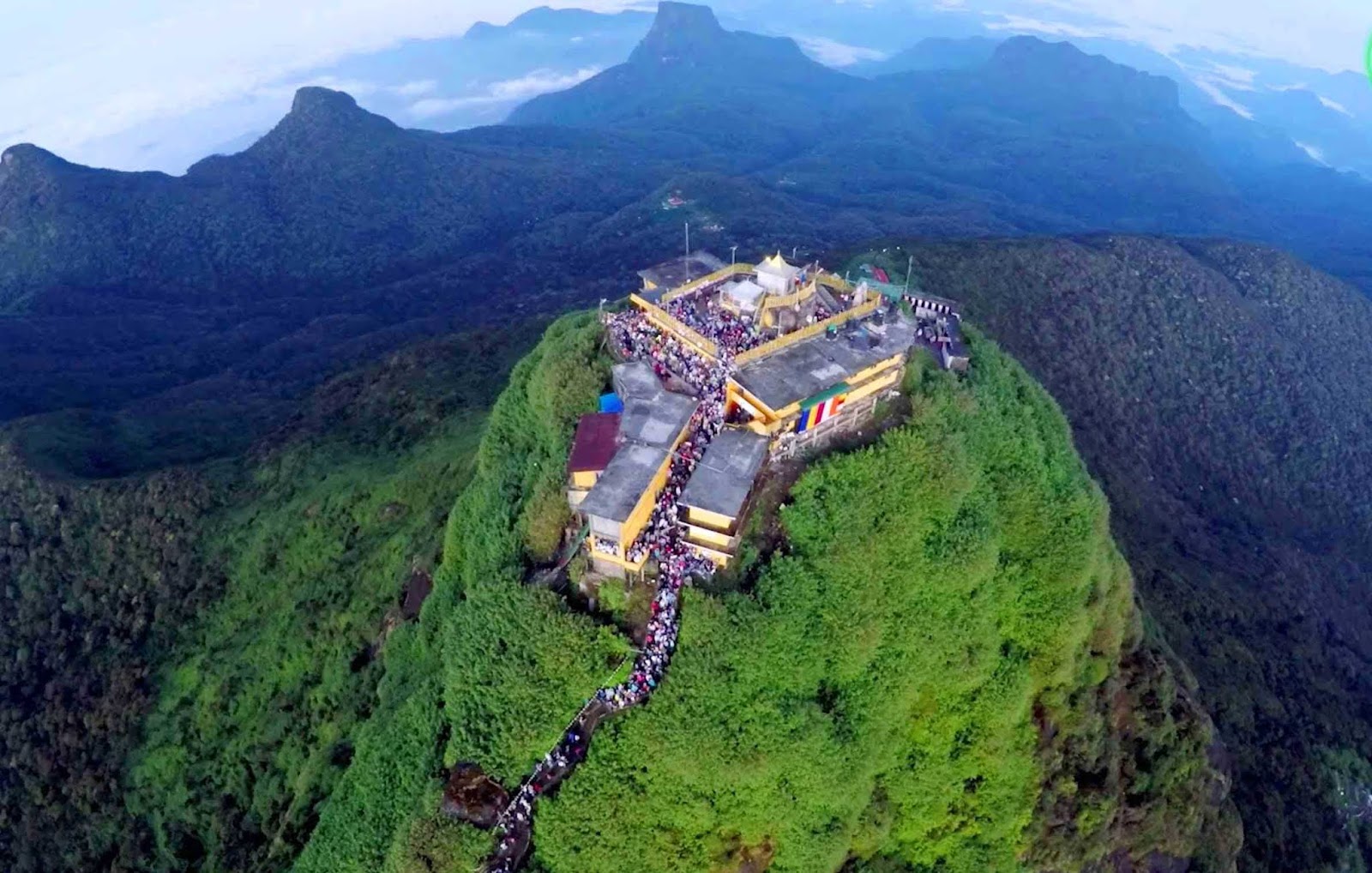 போதைப் பொருள் வைத்திருந்த குற்றச்சாட்டில் சிவனொளிபாதமலைக்கு யாத்திரைக்குச் சென்ற 14 பேர் கைது!