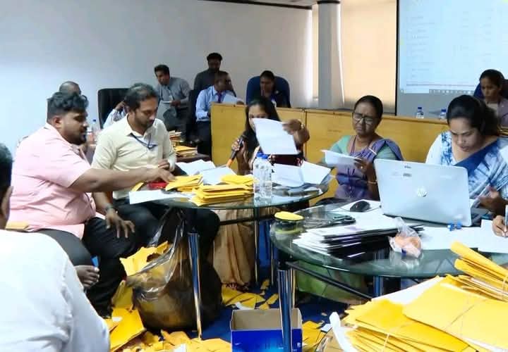 ஜனாதிபதி அலுவலகத்திற்கு சொந்தமான 14 வாகனங்கள் ஏலம்!