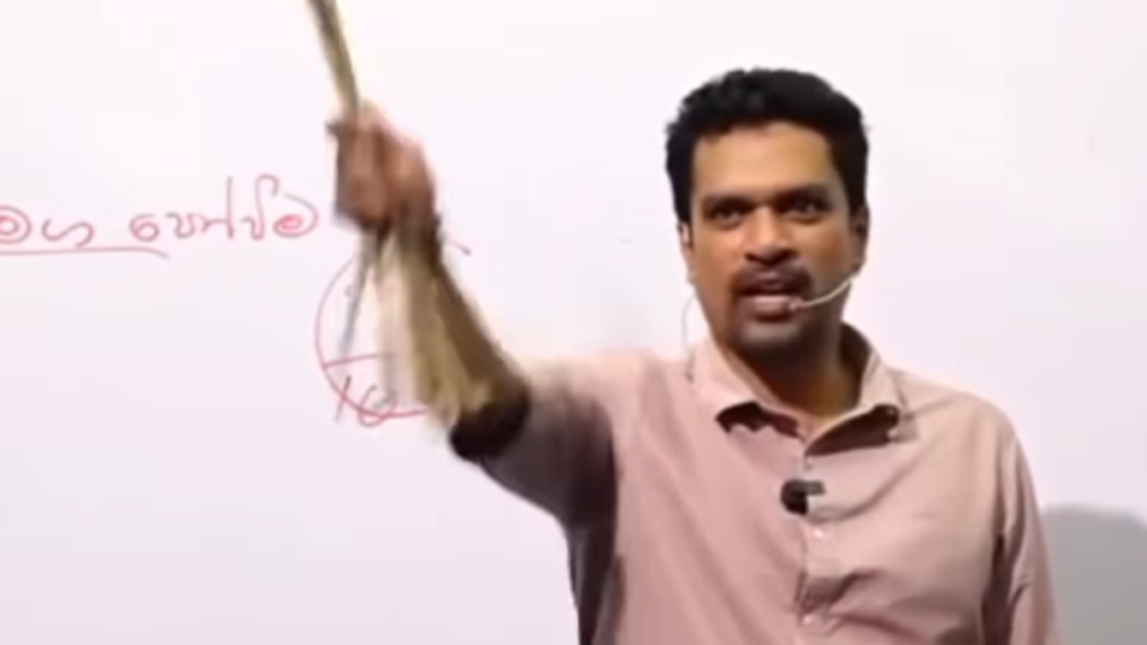 மாணவர்களை தாக்கிய ஆசிரியருக்கு பயணத் தடை!