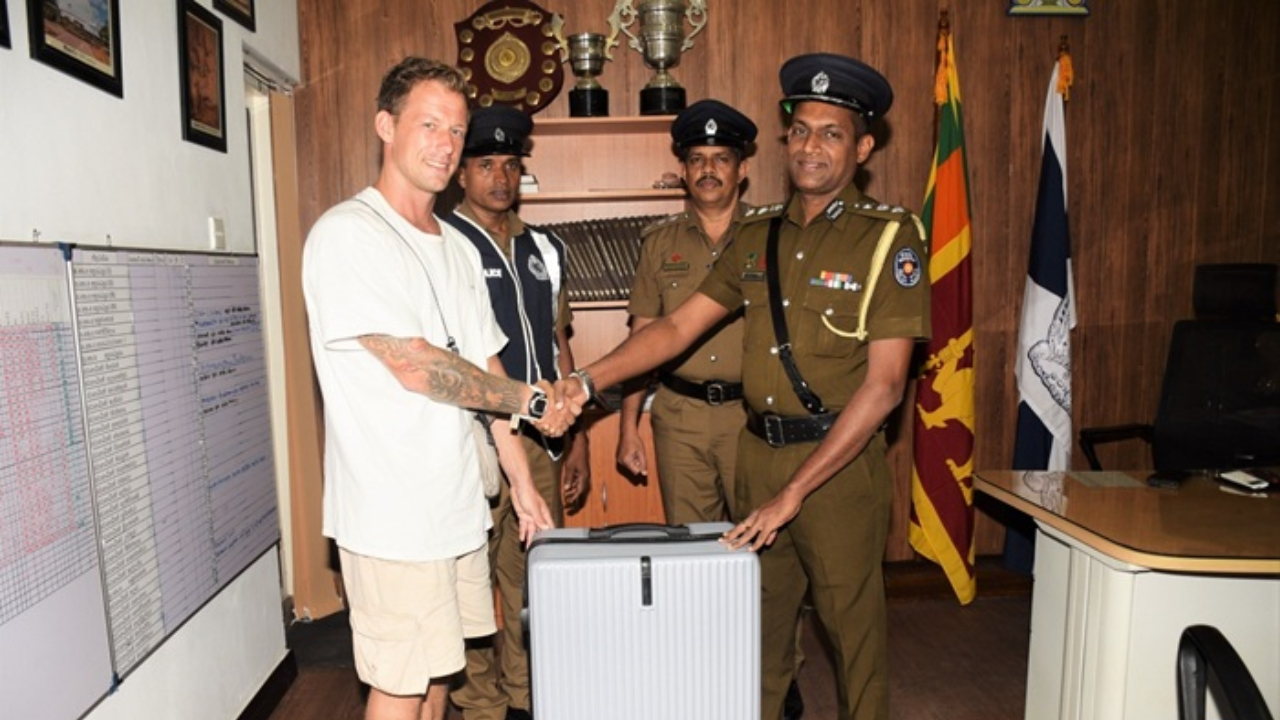 தொலைந்து போன சுற்றுலாப் பயணியின் பொதியை கண்டுபிடிக்க உதவிய பொலிஸார்!