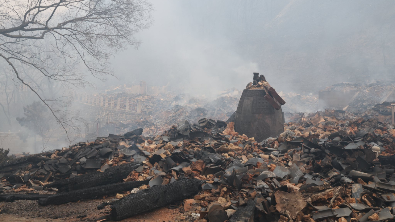 தென் கொரியாவில் மிக மோசமான காட்டுத் தீ; 18 பேர் உயிரிழப்பு!
