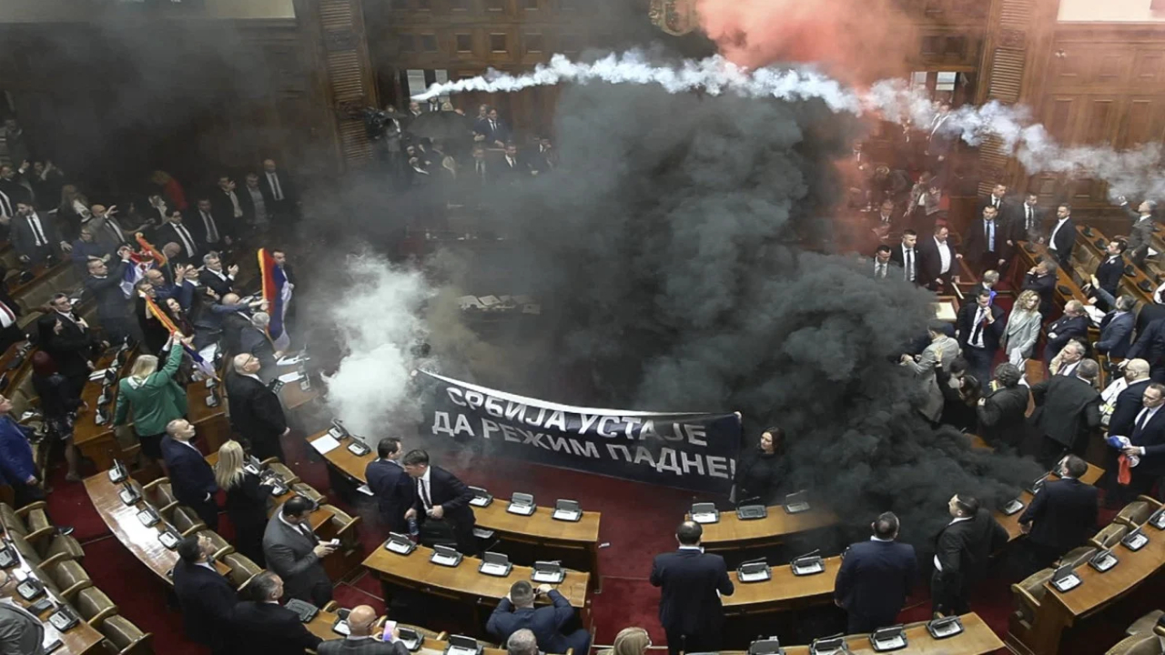செர்பிய நாடாளுமன்றத்தில் கண்ணீர்ப் புகை குண்டு வீச்சு!