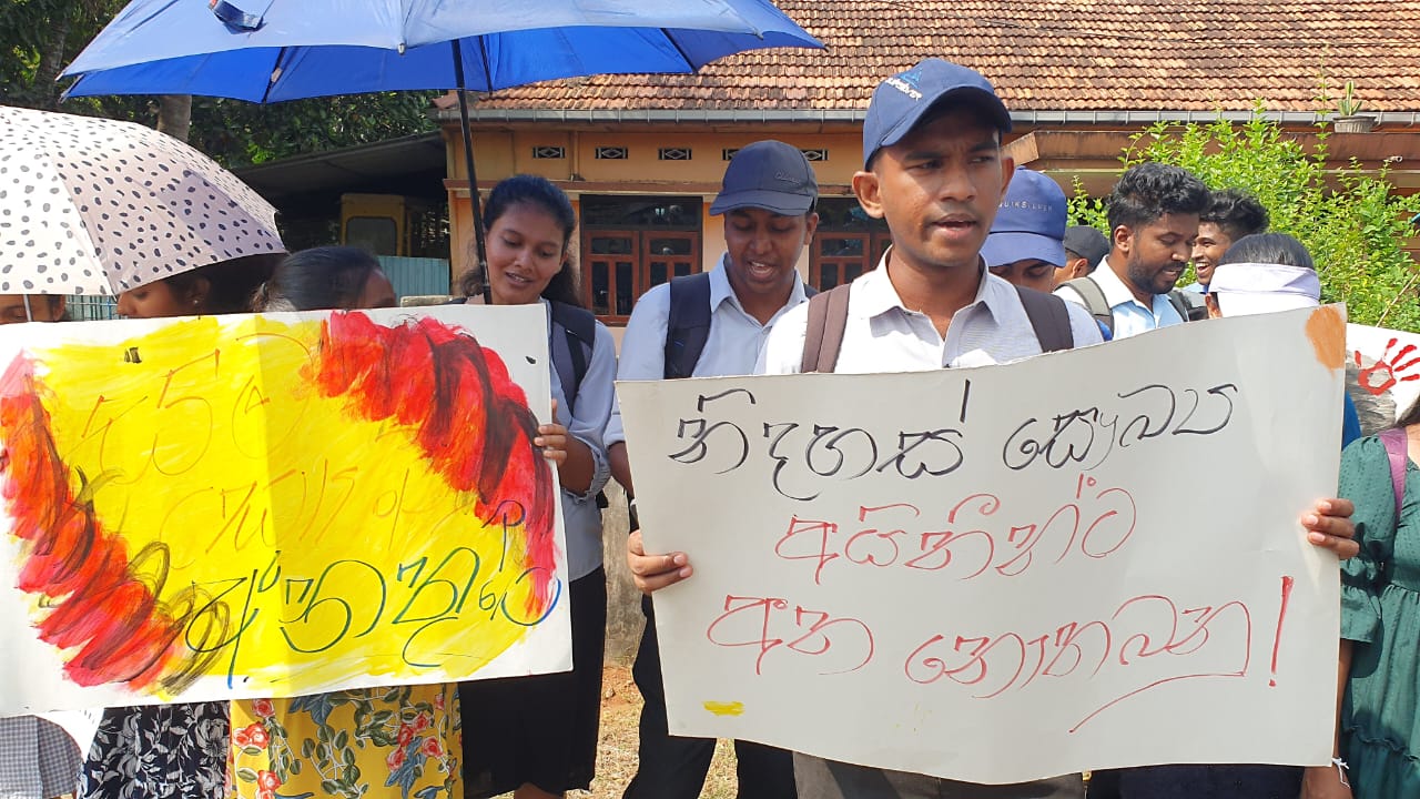 யாழில்  மாணவர்களினால் பேரணி-பதற்றமான சூழ்நிலை!