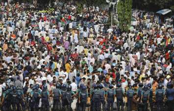 இராணுவத்துக்கு எதிராக மாணவர்கள் போராட்டம்: பங்களாதேஷில் மீண்டும் பதற்றம்