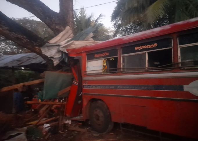 சிலாபம் – புத்தளம் வீதியில் பேருந்து விபத்து : 12 பேர் காயம்!