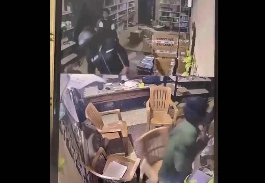 யாழ் கொக்குவில் பகுதியில் வாள்வெட்டு: இளைஞரின் விரல் துண்டிப்பு