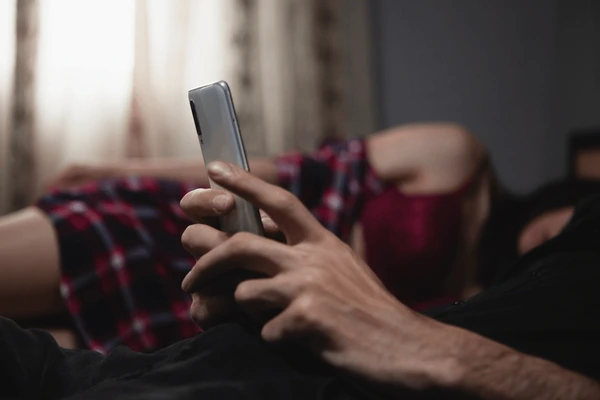 திருமணத்திற்கு பின் ஆபாசாமான உரையாடலில் ஈடுபட கூடாது – உயர் நீதிமன்றம் தீர்ப்பு