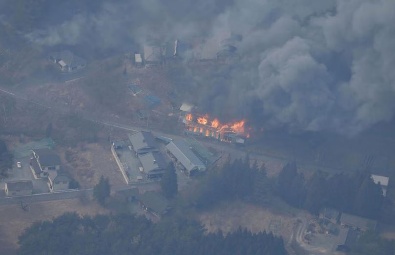 ஜப்பானில் வேகமாக பரவும் காட்டுத்தீ – 1200 பேர் வெளியேற்றம்