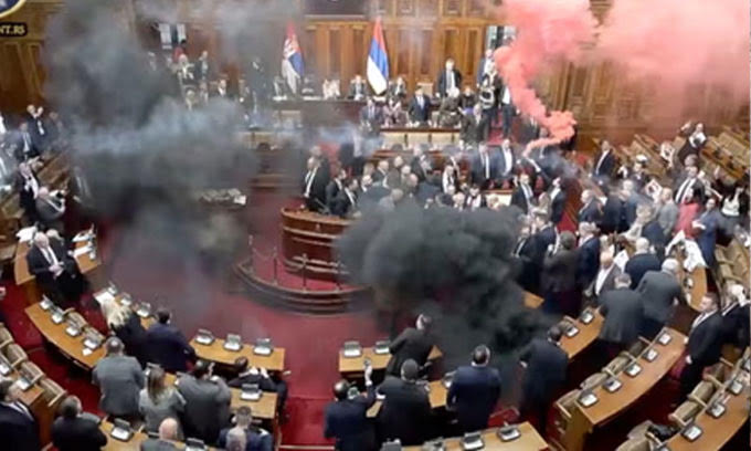 சேர்பிய நாடாளுமன்றில் கண்ணீர் புகைக் குண்டு வீச்சு!