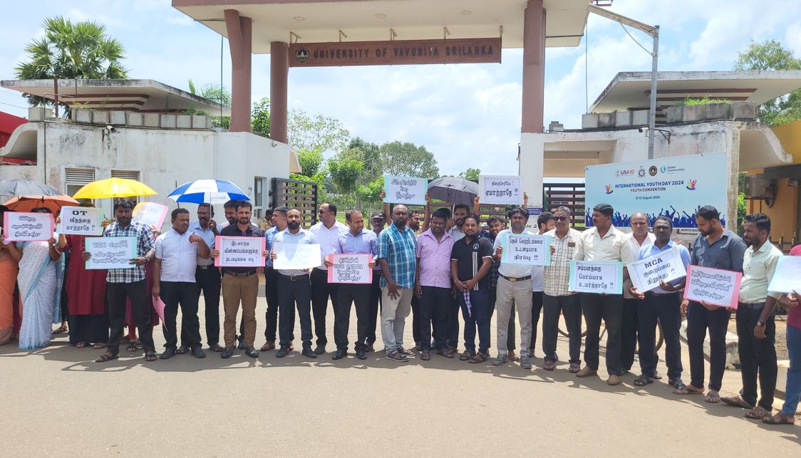 வவுனியாவில் பல்கலைக்கழக கல்வி சாரா ஊழியர்கள் கவனயீர்ப்புப் போராட்டம்!