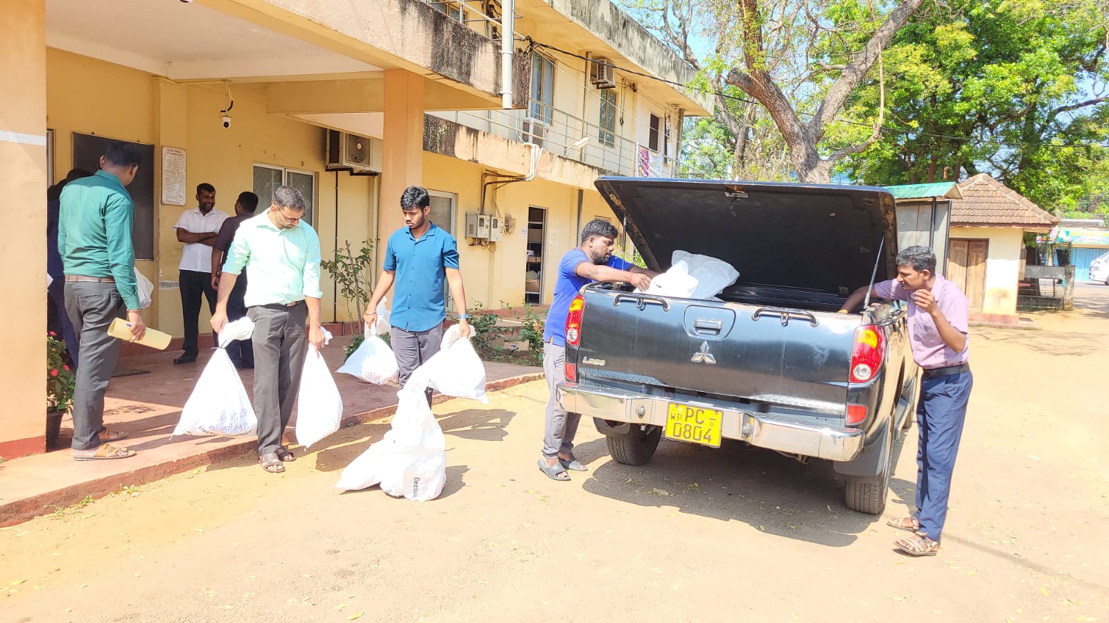 கிளிநொச்சி மாவட்டத்தின் மூன்று பிரதேச சபைகளுக்குமான வாக்காளர் அட்டைகள் அஞ்சல் திணைக்களத்திடம்  கையளிக்கப்பட்டது!