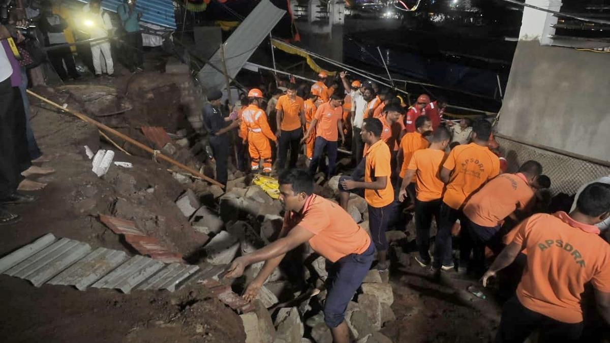 கோயில் சுவர் இடிந்து விழுந்ததில்  9 பேர் உயிரிழப்பு! பிரதமர் மோடி இரங்கல்