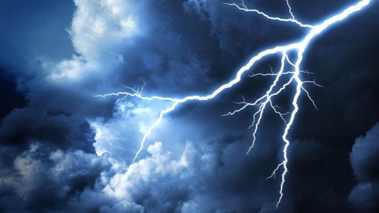 யாழில். மின்னல் காரணமாக 19 பேர் பாதிப்பு – 4 வீடுகள் சேதம்