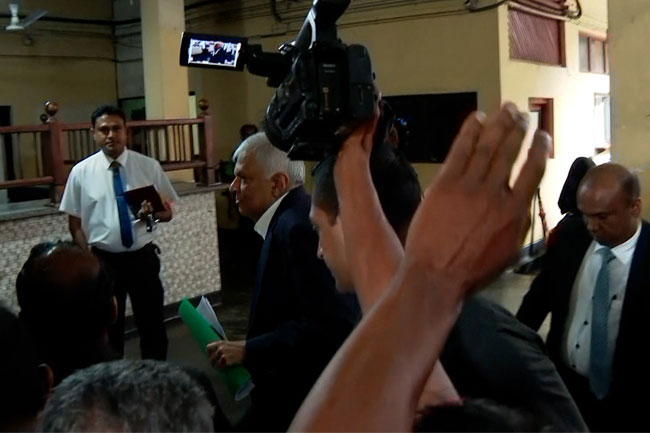 வாக்குமூலம் வழங்கிய பின்னர் ரணில் விக்ரமசிங்க லஞ்ச ஊழல் விசாரணை ஆணைக்குழுவில் இருந்து வெளியேறினார்!