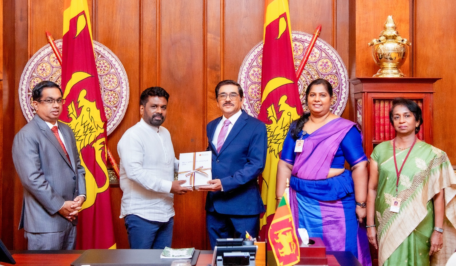 2024 மத்திய வங்கி நிதியியல் அறிக்கைகள்  மற்றும் தொழிற்பாடுகள் தொடர்பான அறிக்கை ஜனாதிபதியிடம் கையளிப்பு!
