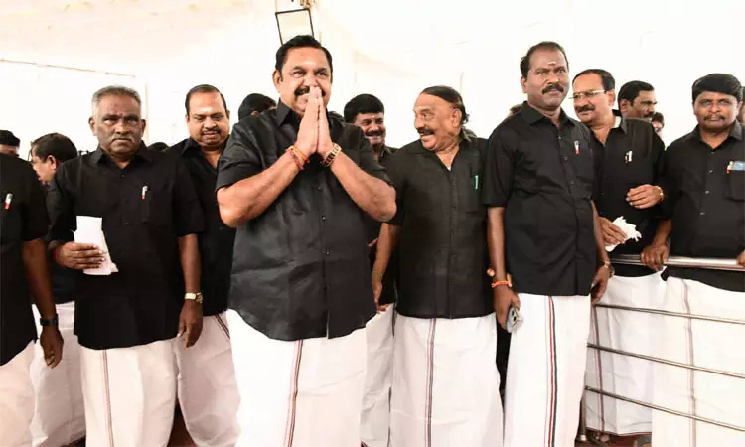 சட்டசபைக்கு 2-வது நாளாக கருப்பு சட்டை அணிந்து வந்த அ.தி.மு.க.வினர்!