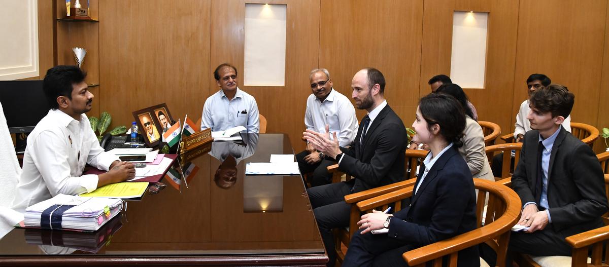 உதயநிதியைச் சந்தித்துக் கலந்துரையாடிய சாமுவேல் டுக்ரோகெட்!